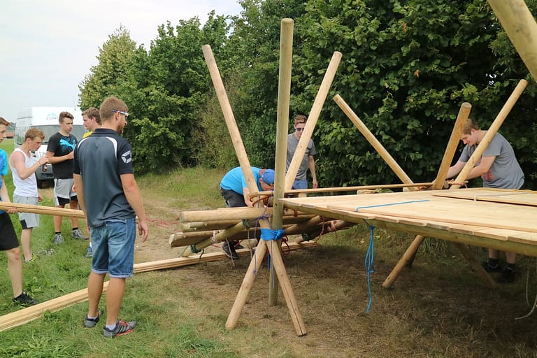 Teambuilding beim Holzbrückenbau