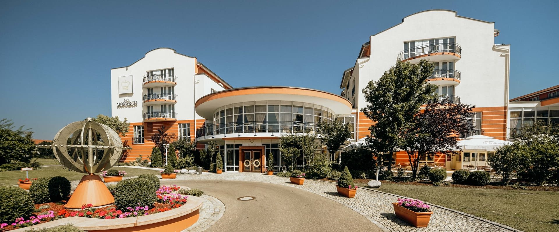 THE MONARCH HOTEL BAD G GGING CONOUT The monarch hotel bad g gging conout